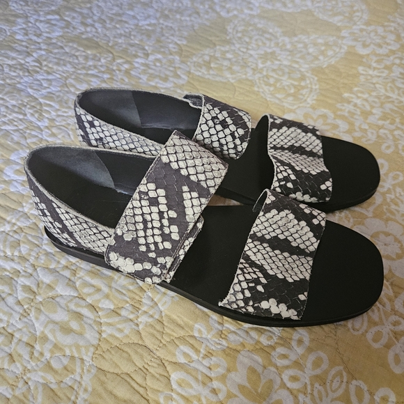 Vince Salina Python Print Sandals Size 8 - Picture 4 of 11